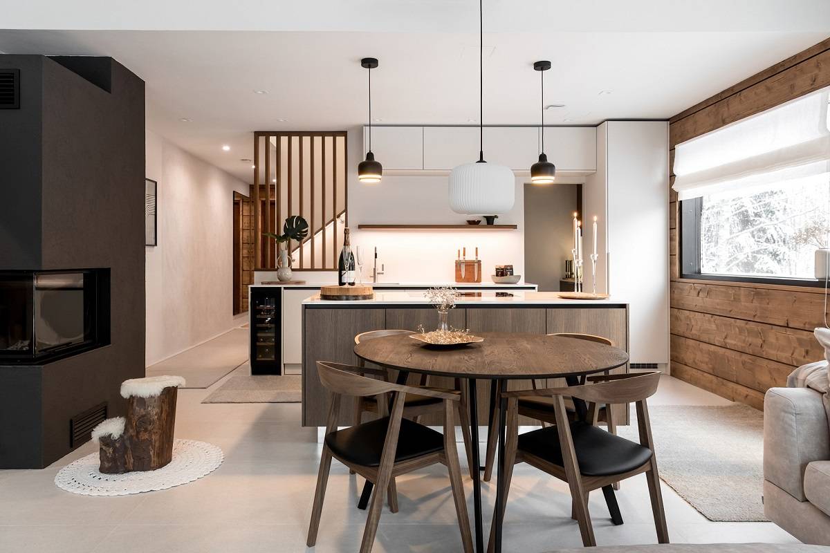Eclairage de la cuisine avec des lampes suspendues sur l'îlot et la table à manger et des bandes lumineuses LED sur le plan de travail